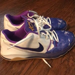 Youth Nike size 3 purple and white KD 8 QS